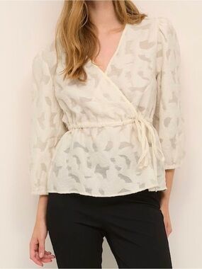 Kaffe KArina Wrap Blouse – Sand